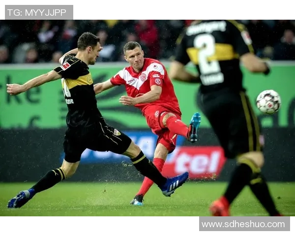 维尔茨堡与纽伦堡的激烈对决展现足球魅力与团队精神